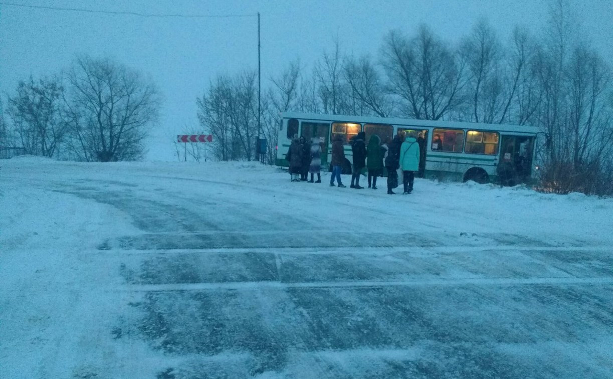 В Новомосковске пассажирский автобус съехал в кювет