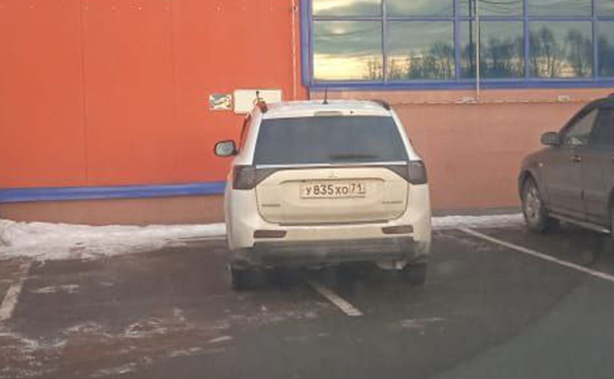 В Новомосковске водитель припарковался сразу на два места для инвалидов