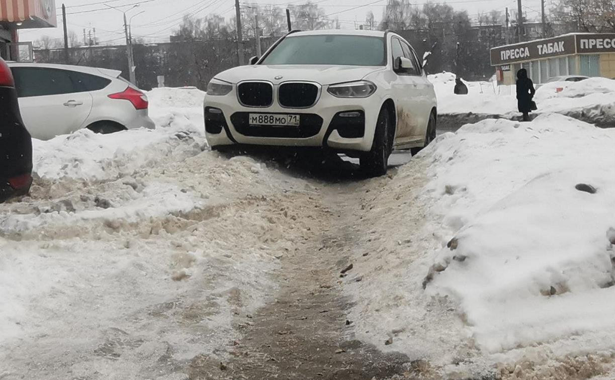 «Накажи автохама»: BMW припарковался на пешеходной дорожке и вынудил обходить его по проезжей части