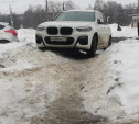 «Накажи автохама»: BMW припарковался на пешеходной дорожке и вынудил обходить его по проезжей части