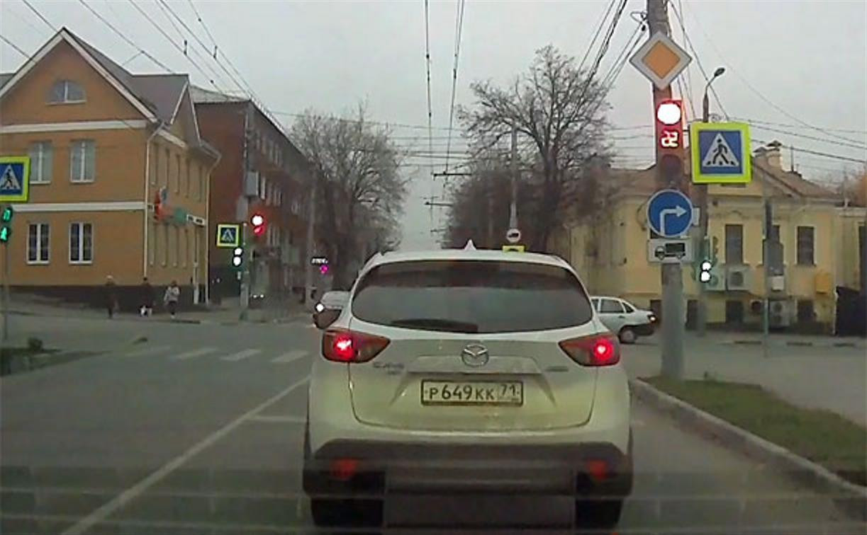 «Накажи автохама»: на ул. Луначарского Mazda проехала на красный