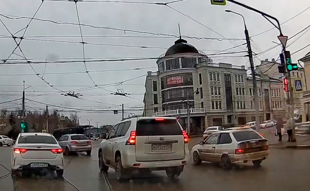 Некоторые водители так и не научились правильно поворачивать на ул. Октябрьскую