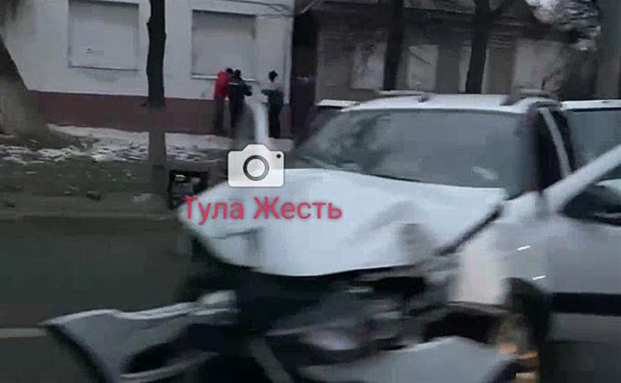 На ул. Октябрьской водитель Lada врезался в дерево и сбежал