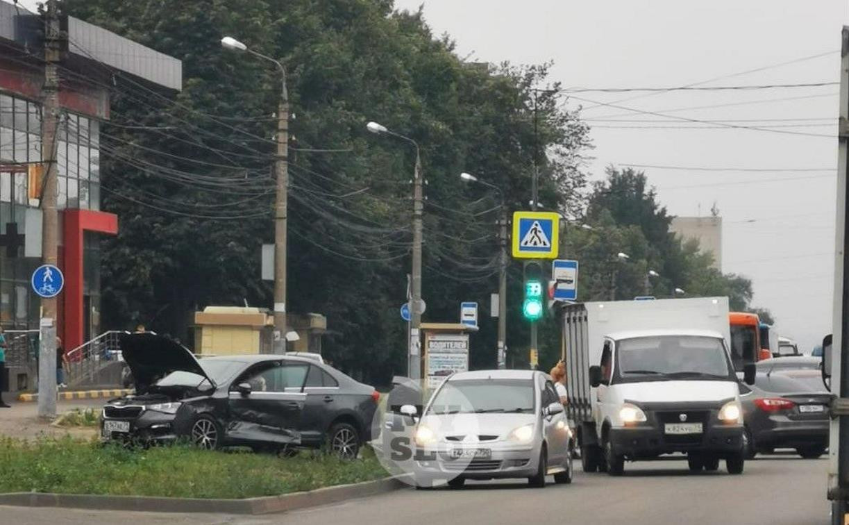 ДТП на ул. Металлургов спровоцировало большую пробку в Криволучье