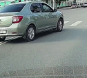 На ул. Октябрьской водитель Renault Logan с презрением отнесся к ПДД