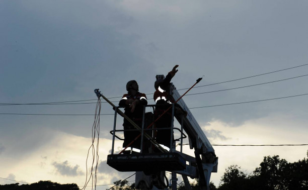 В Тульской области 44 бригады энергетиков чинят оборванные непогодой провода