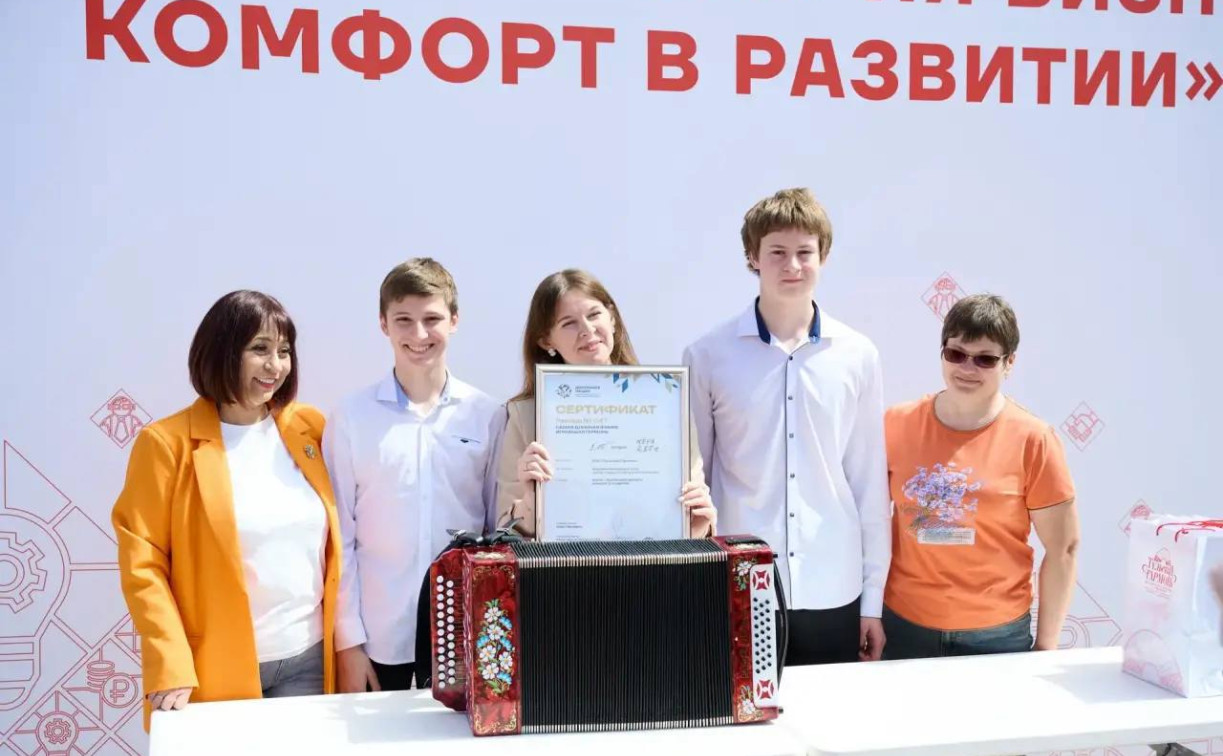Самую длинную в мире играющую гармонь показали в Алексинском районе