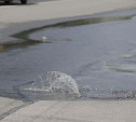 На улицах Тулы из канализационных колодцев бьют фонтаны