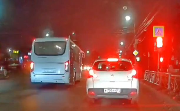 На Одоевском шоссе водитель автобуса «непринужденно» проехал на красный