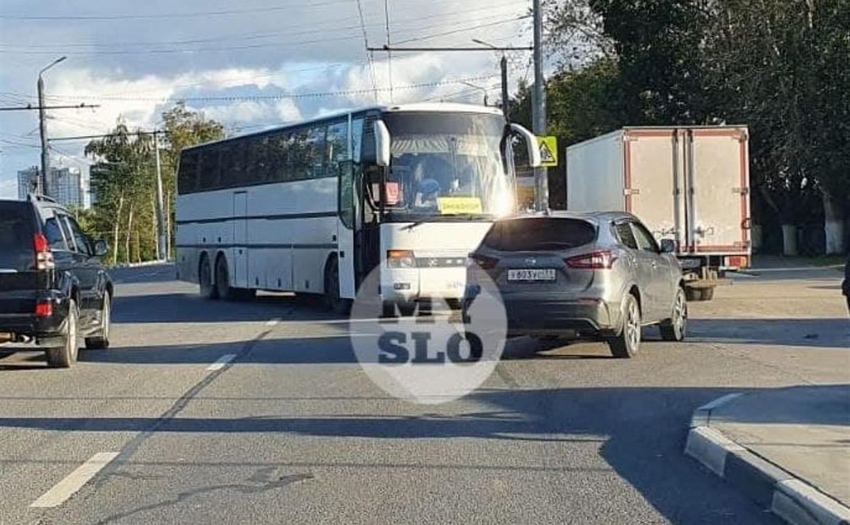 Момент столкновения автобуса и скорой попал на видео