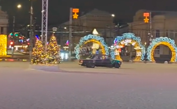 Дрифтер пробрался под главную ёлку Тульской области