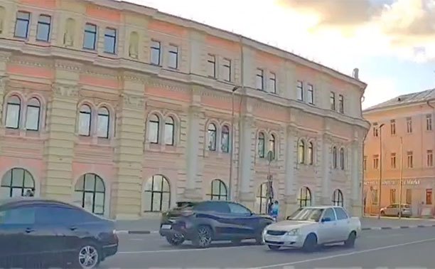 В центре Тулы водитель хамски наплевал на разметку и выехал на встречку