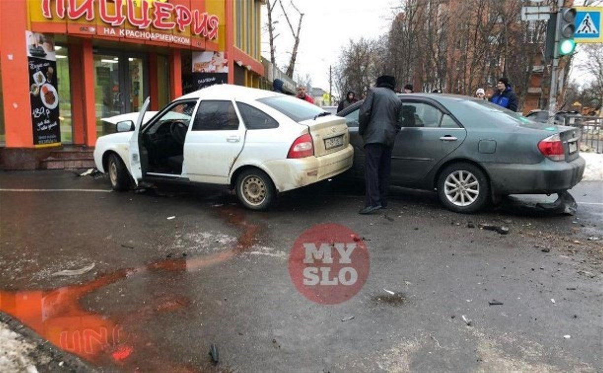 Момент аварии с вылетевшими на тротуар автомобилями попал на видео