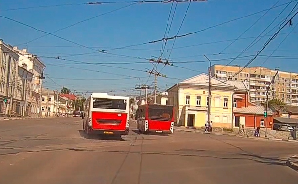 В Туле водитель заснял «гонки автобусов» на красный