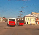 В Туле водитель заснял «гонки автобусов» на красный