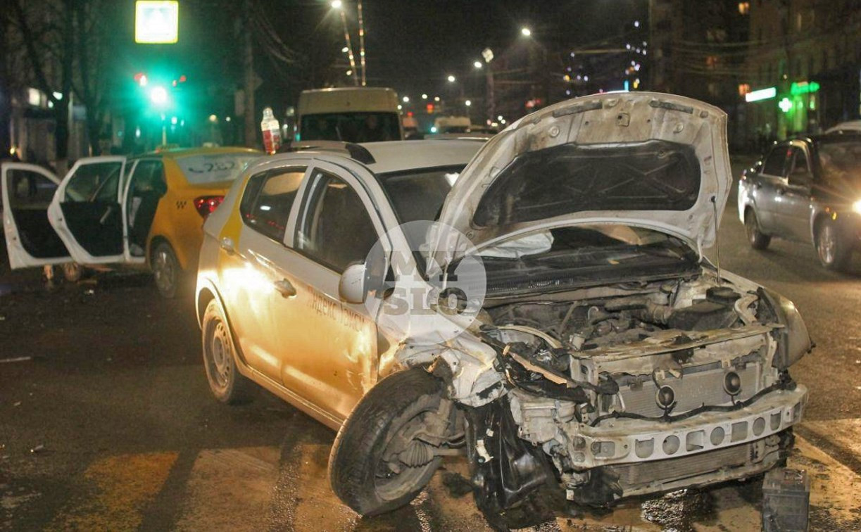 В центре Тулы два таксиста не поделили дорогу: пострадала пассажирка