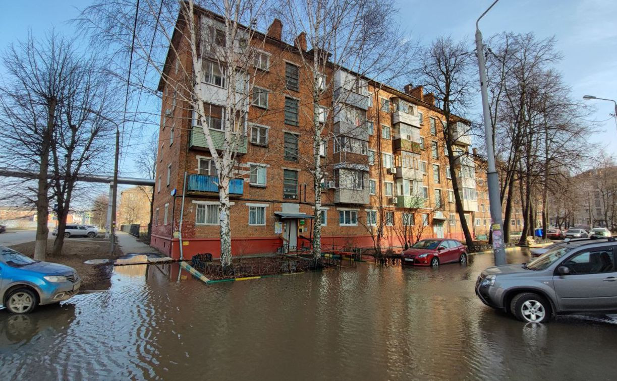 В Туле затопило двор дома по ул. Сойфера
