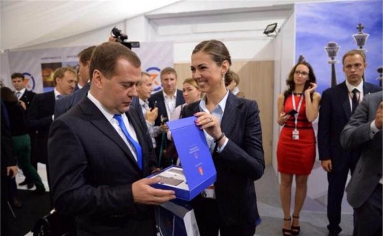 Дмитрию Медведеву подарили чехол для iPhone в виде тульского пряника