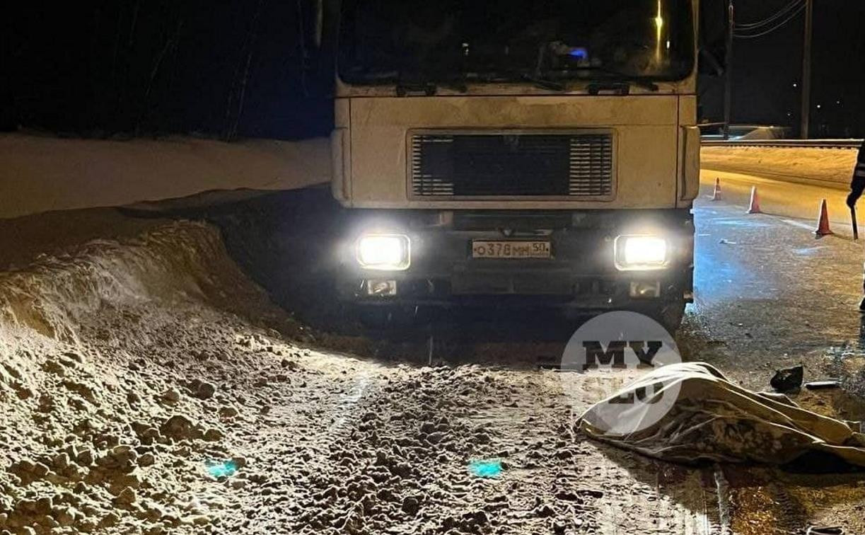 На трассе М-2 «Крым» грузовик насмерть сбил водителя, который ремонтировал фуру