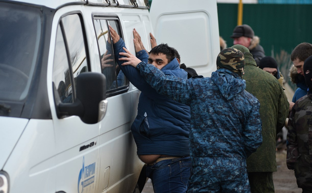 Полиция в Плеханово задерживает местных жителей