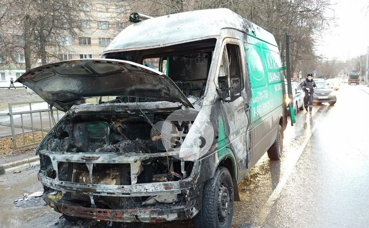 В центре Тулы сгорел микроавтобус