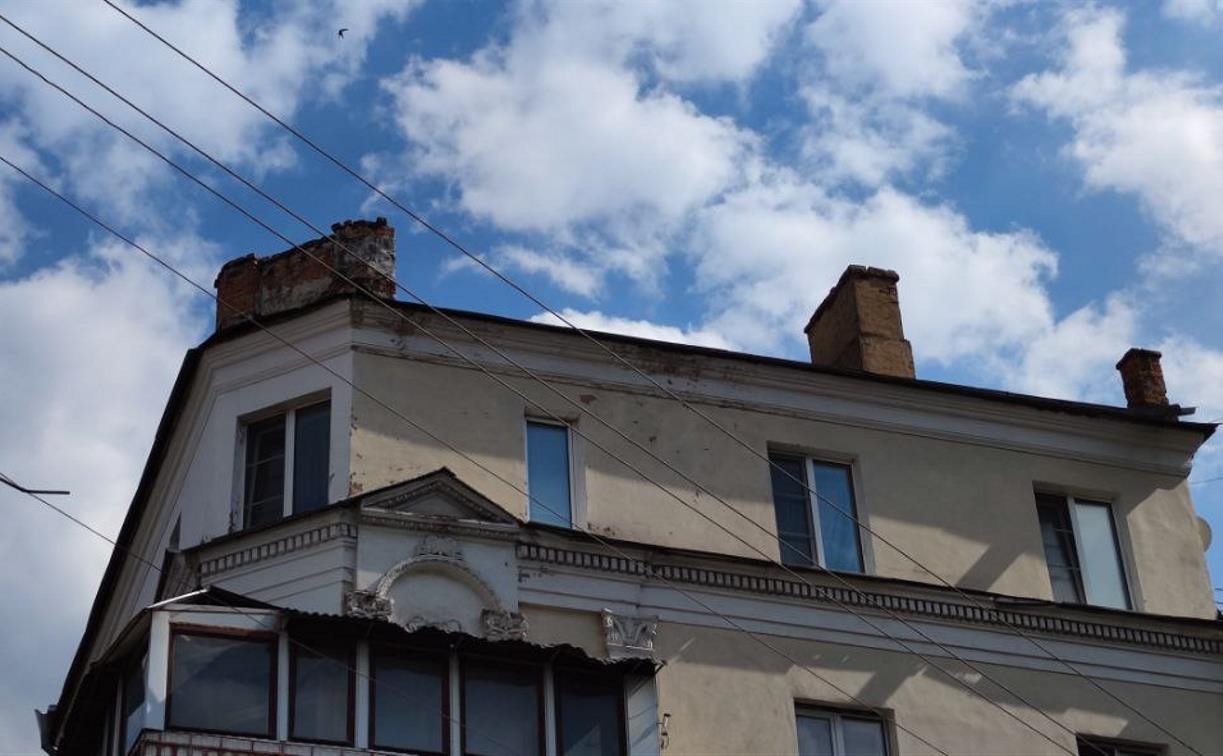 Сталинским ампиром по голове: жители Криволучья пожаловались на разрушающийся дом 