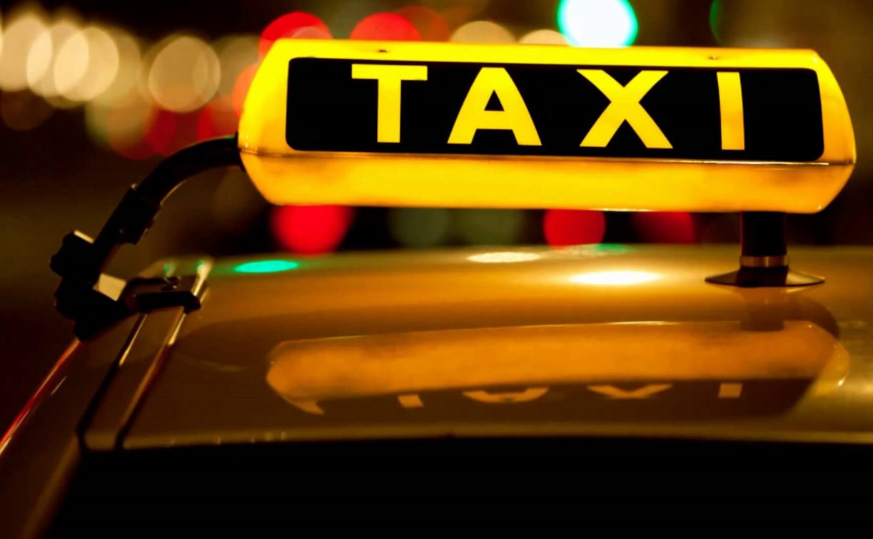 Новомосковский таксист прикарманил банковскую карту пассажирки