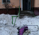 На улице Аносова в Туле упавшая с крыши глыба льда чуть не покалечила ребёнка