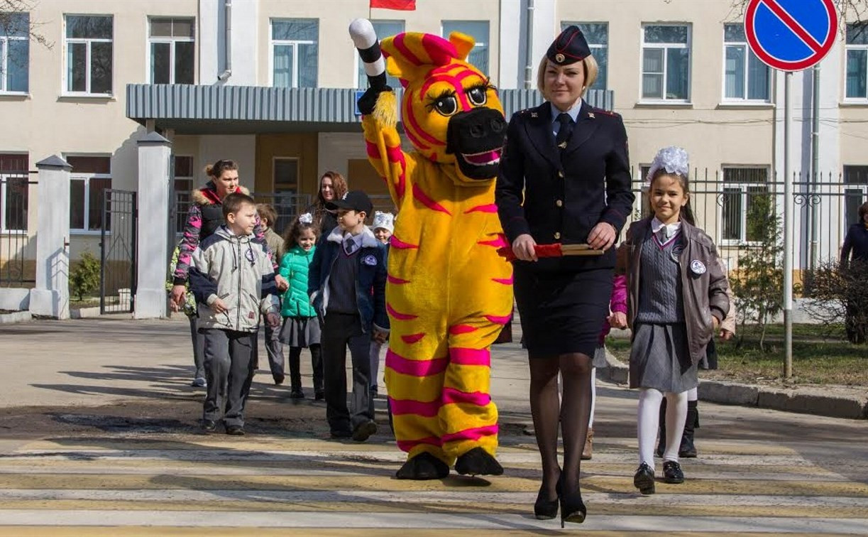 Новомосковские школьники научили взрослых переходить дорогу по «зебре»