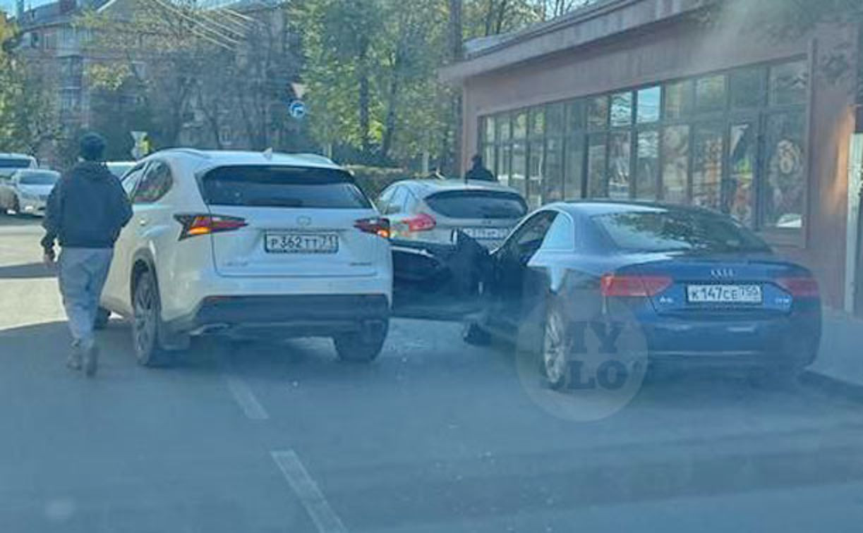 В Туле водитель Audi «поймал» открытой дверью Lexus