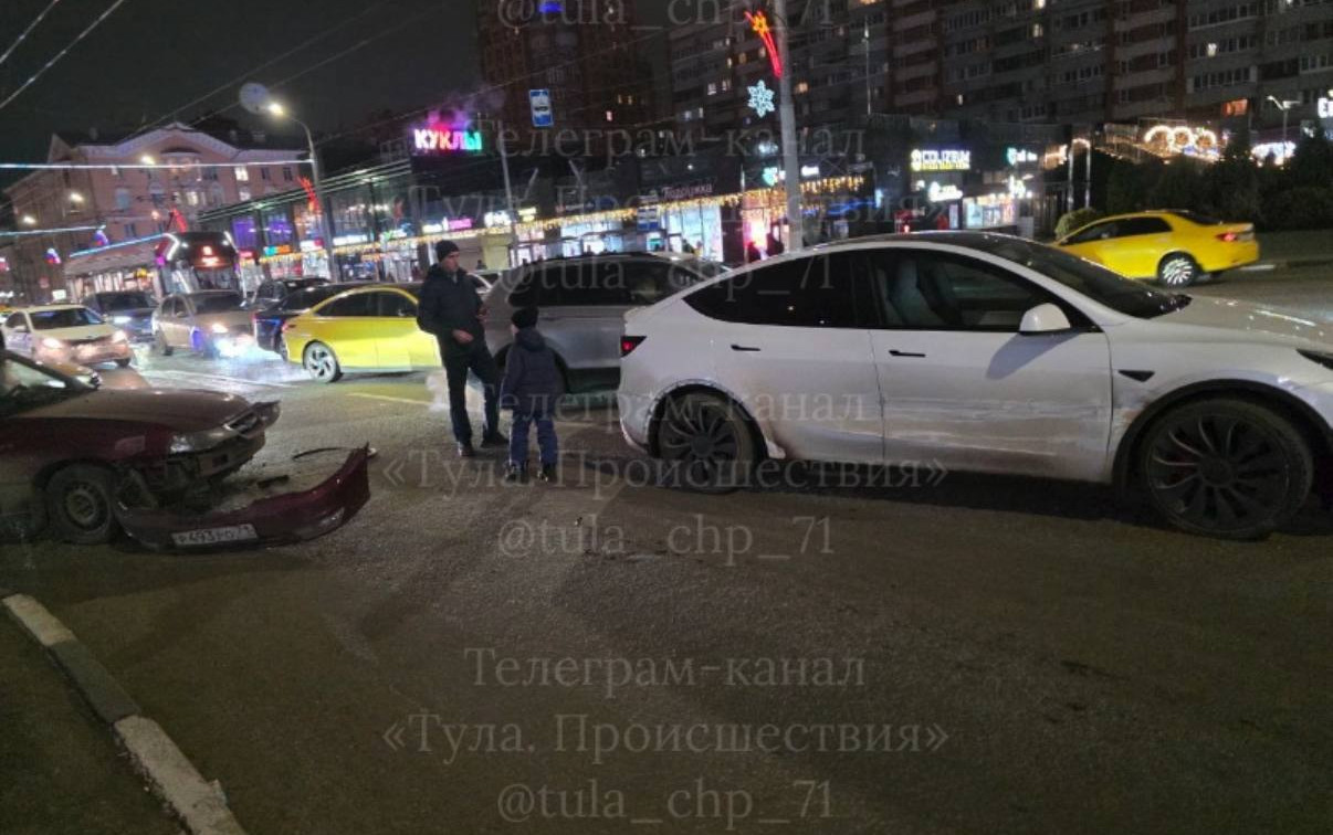 На Советской Daewoo Nexia «подбила» «Теслу»