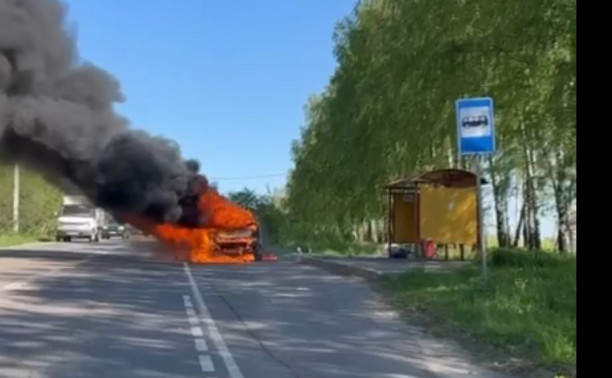 В Туле прямо на дороге сгорел автомобиль