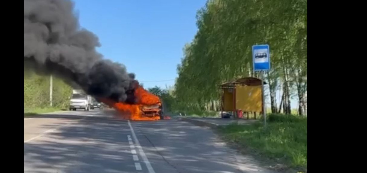В Туле прямо на дороге сгорел автомобиль
