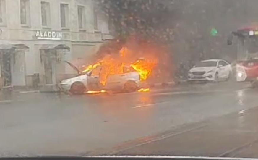 На ул. Советской загорелся автомобиль: видео