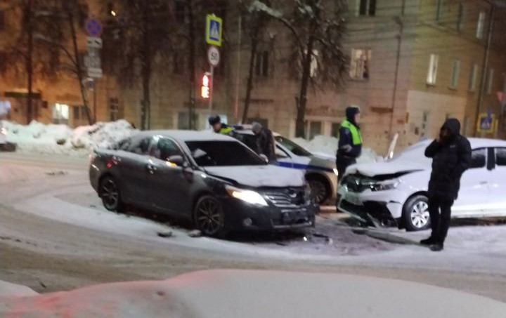 В Криволучье Toyota столкнулась с Renault
