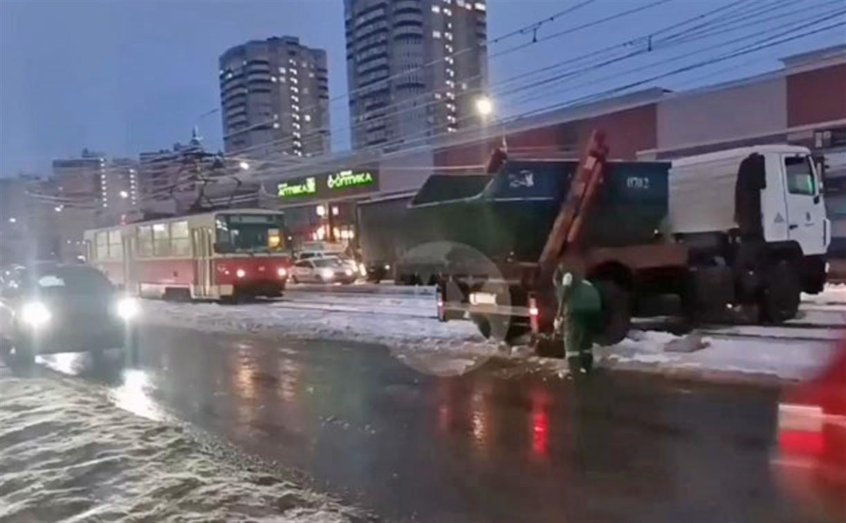 В Туле водитель мусоровоза «срезал» путь через трамвайные рельсы и застрял на них