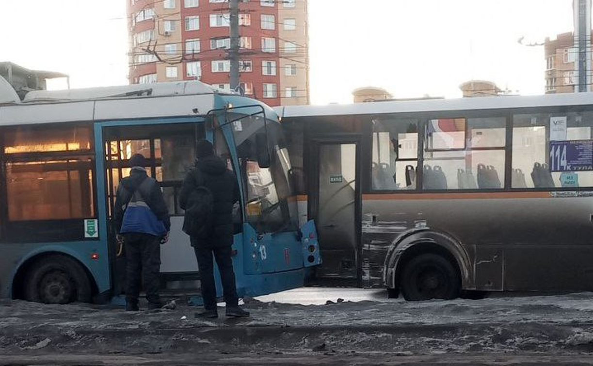 На проспекте Ленина троллейбус столкнулся с автобусом