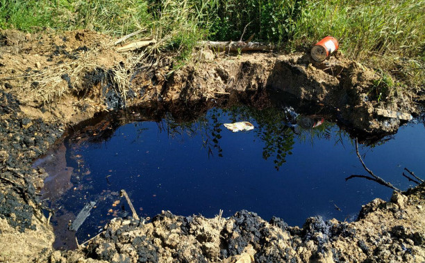 Экологическое ЧП: вырытая в Комарках траншея заполняется нефтепродуктами из-под земли