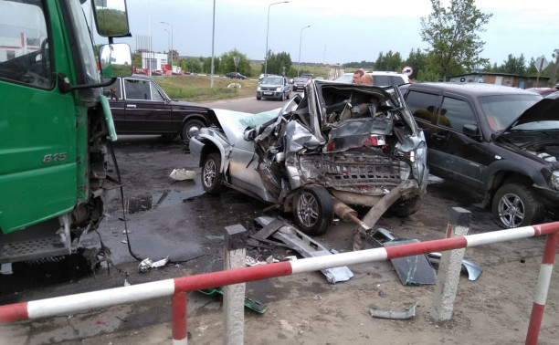 В Новомосковске грузовик протаранил пять машин: видео