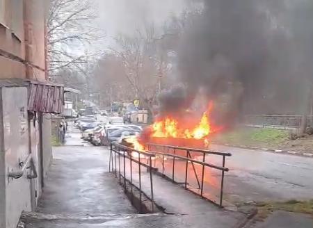 На Октябрьской в Туле загорелась «Лада Приора»