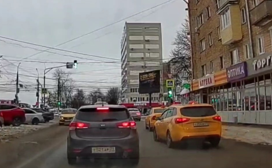 В Туле водители никак не научатся поворачивать на пр. Ленина