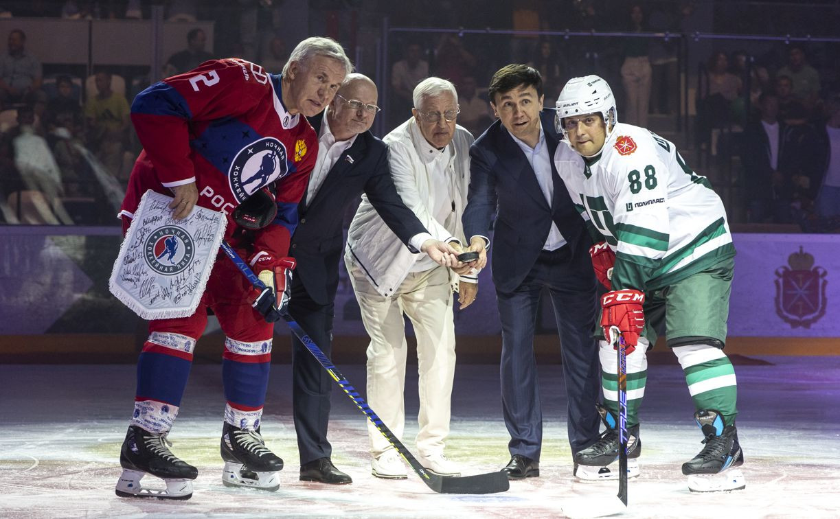 Легенды мирового хоккея сыграли товарищеский матч против команды «Полипласт»