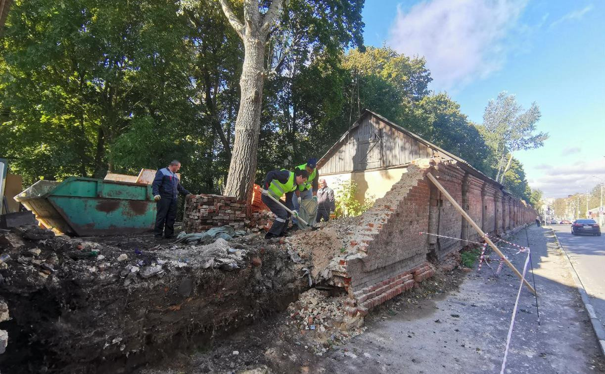 В Туле началась реставрация стены Всехсвятского кладбища