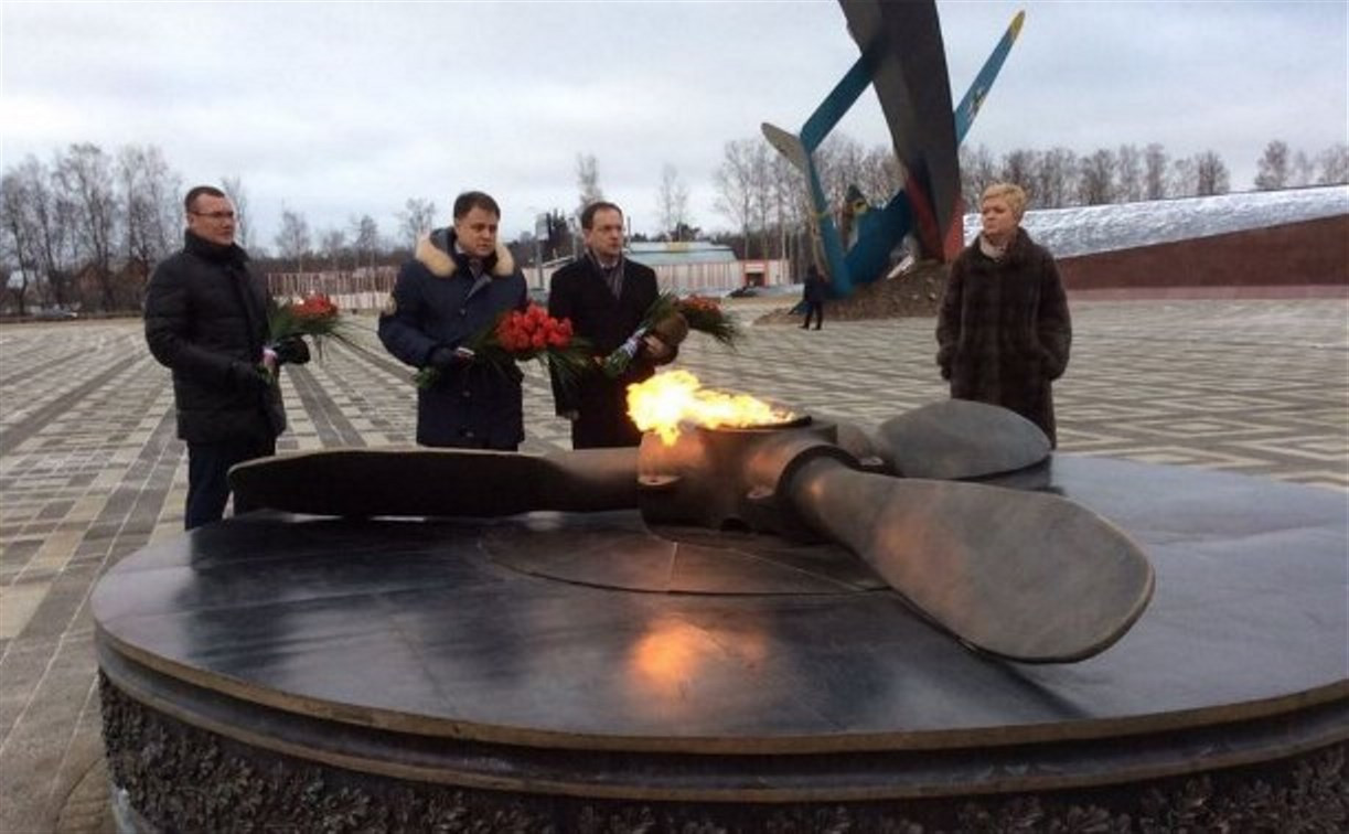 Владимир Мединский возложил цветы к Вечному огню мемориала «Защитникам неба Отечества»