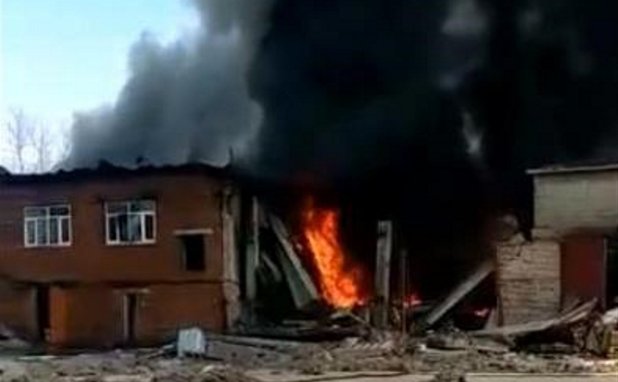 ЧП на базальтовом заводе в Алексине: одно из зданий обрушилось и загорелось