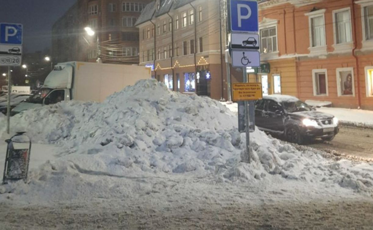 Туляк: «Почему при расчистке парковок снег сваливают на места для инвалидов?»