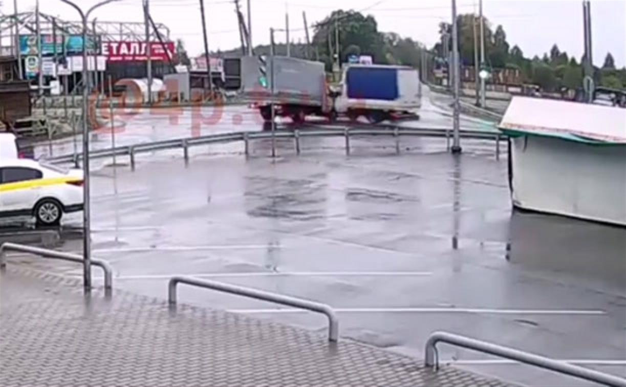 Столкновение двух грузовых ГАЗелей в Малахово попало на камеру видеонаблюдения