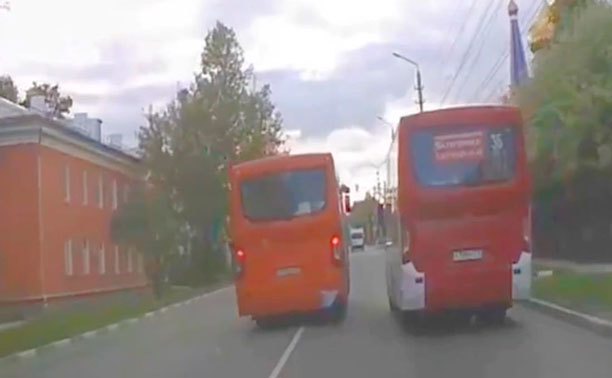 В Туле водитель автобуса нарушил ПДД ради обгона конкурента
