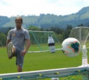 Популярный челлендж: игрок «Арсенала» Кирилл Комбаров сбил крышку с бутылки футбольным мячом