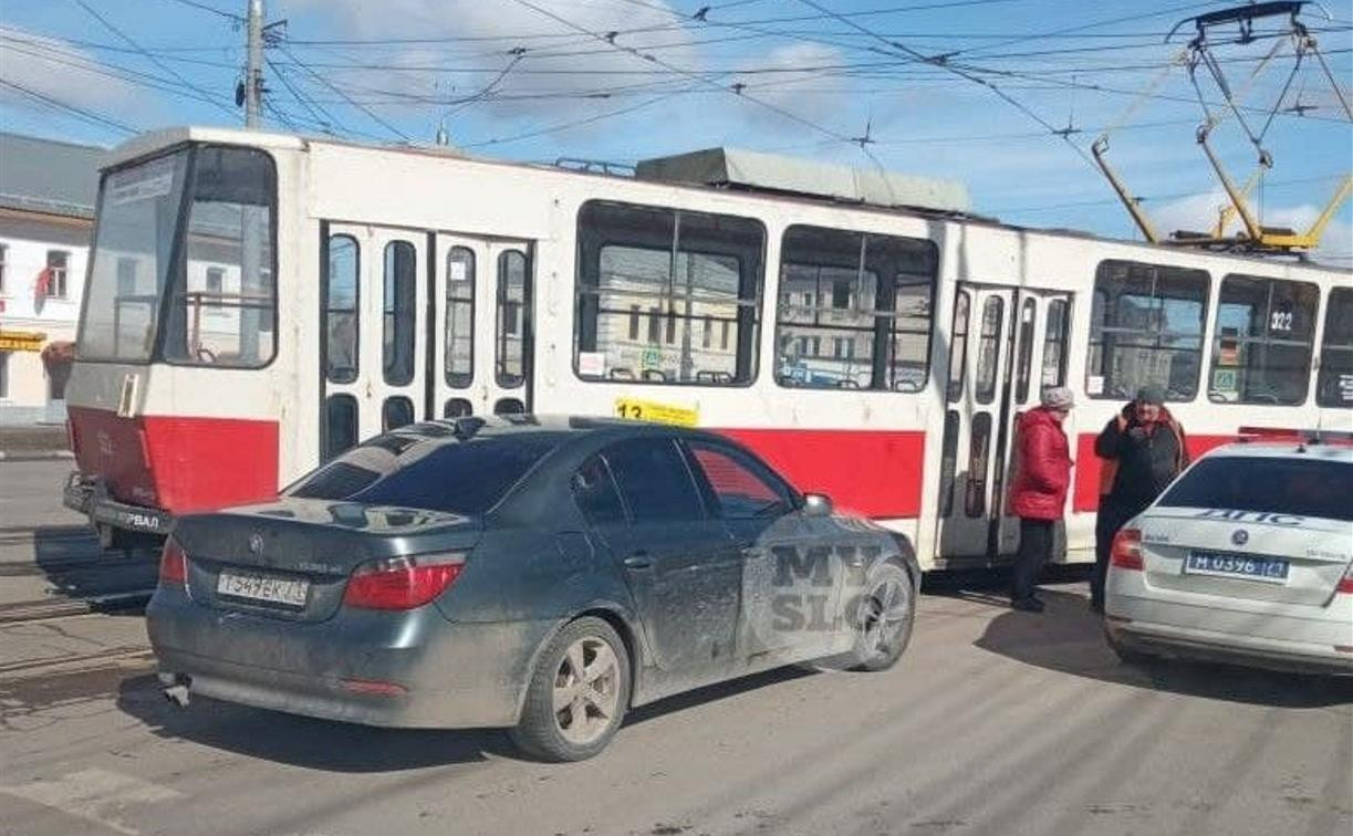 На ул. Пролетарской столкнулись BMW и трамвай